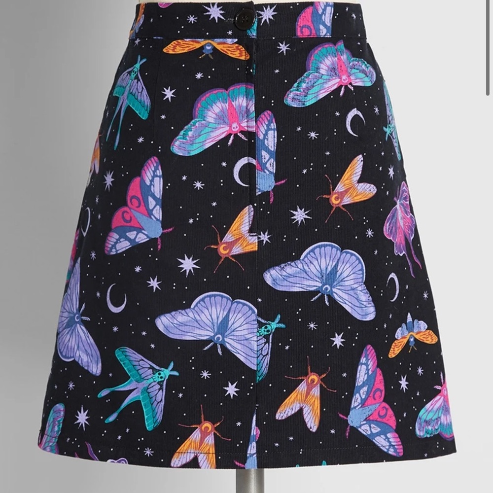 NWT “Buzzing Nightlife” Mini Skirt - Picture 2 of 5